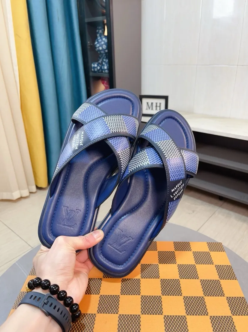 Men's shoes 💰340🌹🌹 (lv-Louis Vuitton) New men's slippers, high-end boutique, exquisite embossed logo decoration on the upper, fine workmanship, super soft soles, casual, loose and comfortable, a must-have in summer! \nsize：38-44